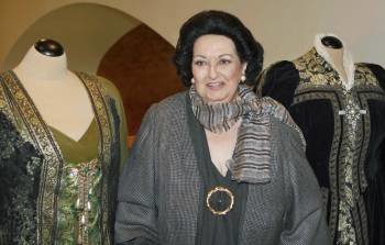 Montserrat Caballé posa  dos de las prendas utilizadas en algunas de sus actuaciones, en la exposición inaugurada para conmemorar su debut en el Gran Teatro del Liceo hace cincuenta años.