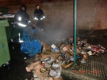 El equipo de extinción sofoca el fuego prendido en los contenedores de basura. (Foto: LR)