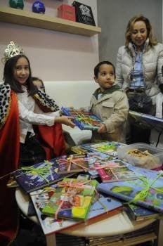 Irina entrega un libro. Á dereita, a súa nai, Virginia Pérez.