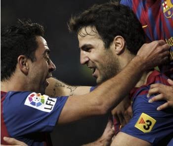 Xavi y Cesc celebran uno de los goles del Barcelona 