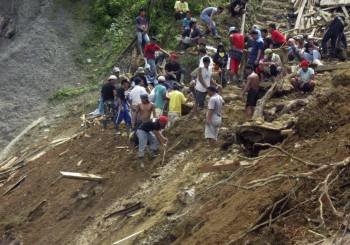 Una fotografía cedida por el Ejército filipina que muestra la zona donde una avalancha ha causado al menos 25 muertos y 15 heridos en una mina de oro en el aldea de Napnapan (Foto: EFE)