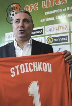 El exjugador del Barcelona Hristo Stoichkov es presentado como nuevo entrenador del equipo búlgaro Lovech (Bulgaria) hoy, jueves, 5 de enero de 2012 (Foto: EFE)