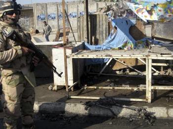 Iraquíes en el escenario de un atentado con bomba en Ciudad Sadr, al este de Bagdad (Irak), hoy, jueves 5 de enero de 2012. (Foto: EFE)