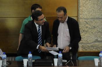 Marnotes y Fumega revisan un documento, en el pleno anterior (Foto: MARTIÑO PINAL)