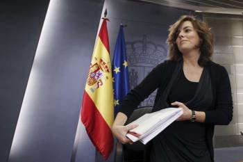 Soraya Sáez de Santamaría al término de la rueda de prensa posterior al consejo de ministros. (Foto: JAVIER LIZÓN)