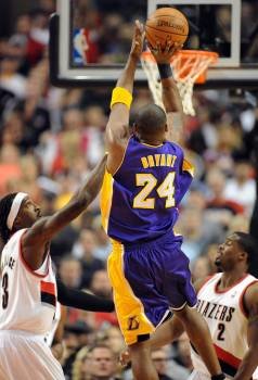 El jugador de Lakers Kobe Bryant lanza hacia la cesta ante la marca de Gerald Wallace y Wesley Matthews  (Foto: EFE)