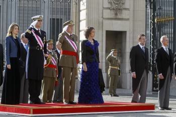 Los príncipes de Asturias, los reyes, Rajoy y Pedro Morenés en la Plaza de la Armería del Palacio Real. (Foto: JAVIER LIZÓN)
