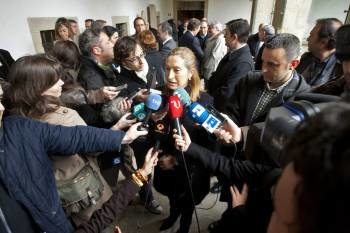 Ana Pastor, atendiendo a los medios de comunicación. (Foto: OSCAR CORRAL)