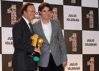 Julio Iglesias y Rafa Nadal, durante el acto en el que el cantante anunció su adiós. (Foto: MIGUEL ÁNGEL)