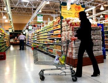 Distintos productos en los lineales de un supermercado. En Galicia avanza el nuevo concepto de espacios a los que no sólo acudir a hacer la compra.  (Foto: X)