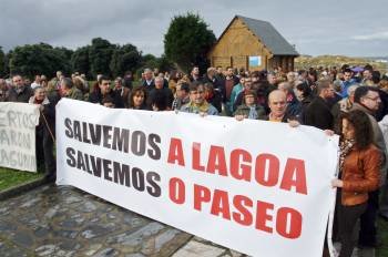 Los vecinos de Valdoviño, durante la concentración en las inmediaciones de la laguna. (Foto: KIKO)