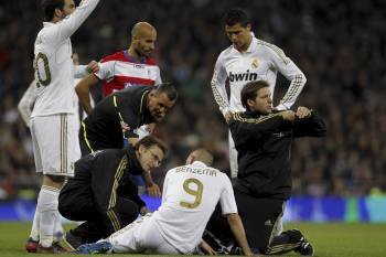 Benzema, en el momento de sufrir la lesión que le hizo abandonar el campo antes de tiempo. (Foto: JAVIER LIZÓN)
