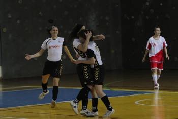 Las jugadoras del Ponte FSF celebran uno de los 11 goles que marcaron contra el Rubí. (Foto: MIGUEL ÁNGEL)