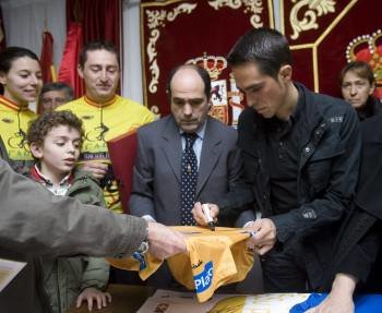 Contador firma autógrafos, ayer, en el Ayuntamiento alcarreño de Peñalver. (Foto: PEPE ZAMORA)