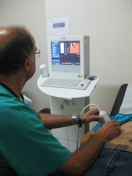 Un médico reliza una prueba ecográfica a un paciente. (Foto: E.P.)