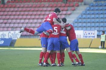 Los jugadores del CD Ourense celebran el gol de la victoria sobre el Betanzos.