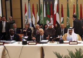 Al Arabi, en el centro, durante la reunión de la Liga Árabe en El Cairo. (Foto: KHALED EL FIQI)