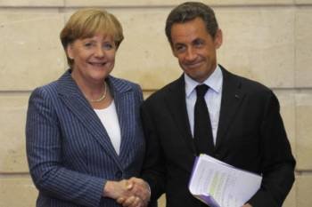 Angela Merkel y Nikolas Sarkozy se saludan durante un encuentro en París. (Foto: HOHEM GOUVEIA)
