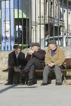 Tres jubilados ourensanos conversando ayer en el Xardín do Posío (Foto: MIGUEL ÁNGEL)