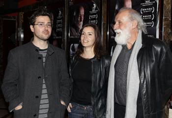  El cineasta Alberto Morais (i) durante la presentación de su película 'Las olas', una historia dramática que protagonizan el veterano actor Carlos Álvarez (d) y Laia Marull (c).