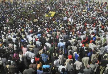 Cientos de nigerianos protestan durante el primer día de la huelga general indefinida convocada contra el aumento del precio de la gasolina, en Abuja, Nigeria, el 9 de enero del 2012. EFE/Str