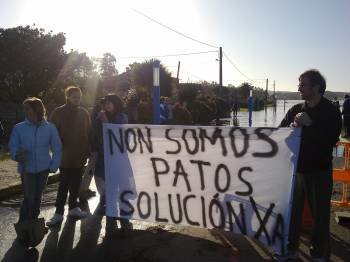 Una de las protestas protagonizadas por los vecinos afectados por la crecida de la laguna. (Foto: E.P.)