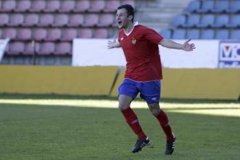 Rubén Arce, eufórico tras marcar el gol de la victoria al Betanzos. (Foto: MIGUEL ÁNGEL)