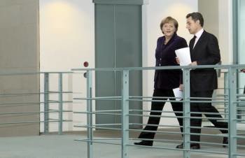 Nicolás Sarkozy y Angela Merkel, antes de su rueda de prensa.  (Foto: W. KUMM)