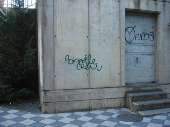 Grafitis en el paso inferior de la vía del tren, en O Barco.