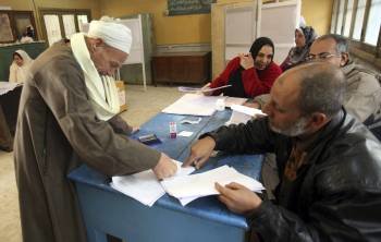 Un egipcio vota en la segunda vuelta de la ronda final de las elecciones a la Cámara Baja del Parlamento, en la barriada de Shubra en El Cairo (Egipto), hoy, martes 10 de enero de 2012 (Foto: EFE)