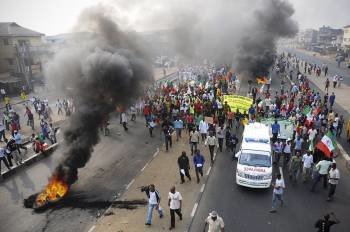Nigerianos se manifiestan contra el aumento de los precios de la gasolina, en Lagos.