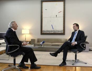 El presidente del Gobierno, Mariano Rajoy (d), durante una entrevista en su despacho con el presidente de Efe, Álex Grijelmo.