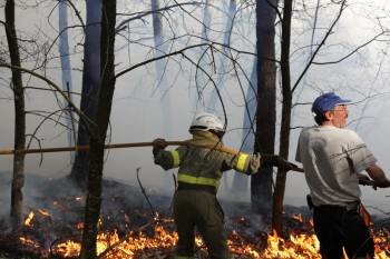 Los medios de extinción sofocan el incendio declarado en abril del pasado año. (Foto: JOSÉ PAZ)