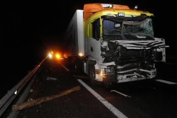 Uno de los camiones implicados en el accidente. (Foto: MIGUEL ÁNGEL)