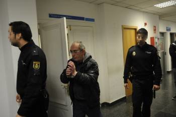 José Durán, esposado y custodiado por dos policías, entrando en la sala de vistas. (Foto: MARTIÑO PINAL)