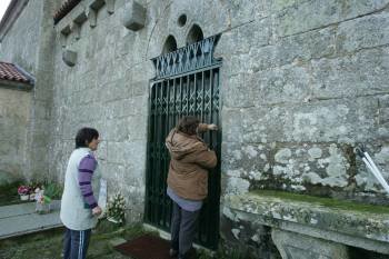 La iglesia de Infesta fue asaltada en la madrugada del domingo. Los ladrones destrozaron la puerta. (Foto: MARCOS ATRIO)