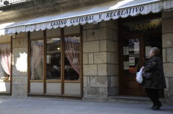 Las instalaciones del Casino de Carballiño están ubicadas en la calle Tomás María Mosquera. (Foto: MARTIÑO PINAL)