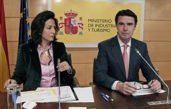 José Manuel Soria, con la secretaria de Estado de Turismo, Isabel Borrego. (Foto: PACO CAMPOS)
