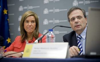 La ministra de Sanidad, Ana Mato, con el director de la ONT, Rafael Matesanz. (Foto: L. PIERGIOVANNI)