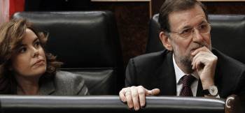 El presidente del Gobierno, Mariano Rajoy, y la vicepresidenta, Soraya Saénz de Santamaría, durante el debate de convalidación del Decreto Ley de Medidas urgentes en materia presupuestaria, tributaria y financiera (Foto: EFE)