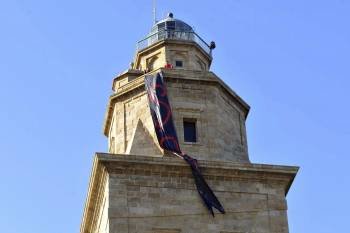 Responsables de los sindicatos CIG y UGT han comenzado hoy un encierro indefinido en la Torre de Hércules de A Coruña, monumento Patrimonio de la Humanidad.