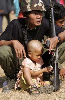 El Gobierno de Birmania y la UNK, organización rebelde de la etnia karen, iniciaron hoy, jueves, 12 de enero de 2012, conversaciones formales con el propósito de alcanzar un acuerdo de paz después de más de seis décadas de conflicto armado. (Foto: EFE)