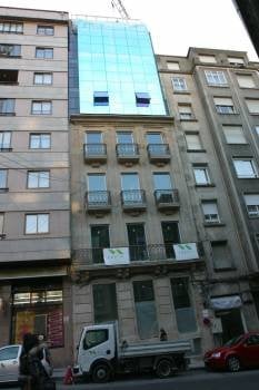 El establecimiento de NH se encuentra en el edificio número 4 de la calle Celso Emilio Ferreiro. En la fotografía superior se aprecia la fachada, que se ha completado con una cristalera en la zona superior. (Foto: JOSÉ PAZ)