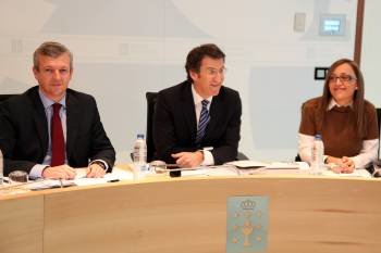 Núñez Feijóo, durante la reunión del Consello, con la titular de Facenda, Elena Muñoz Fonteriz (Foto: VICENTE PERNÍA)