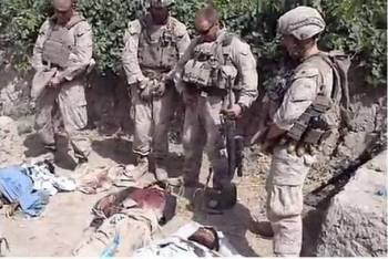 Imagen capturada del polémico vídeo de los soldados estadounidenses con los cadáveres. (Foto: ARCHIVO)