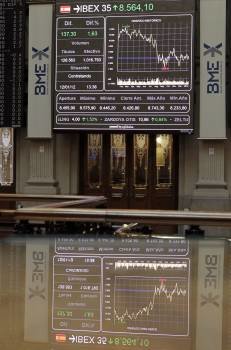Imagen de un panel de la Bolsa madrileña durante la jornada de ayer. (Foto: CHEMA MOYA                )