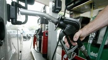 Un conductor hace uso de un expendedor de gasolina para respostar su vehículo. (Foto: ARCHIVO)