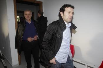 Luisito, nuevo entrenador del Ourense, entra en la sala de prensa delante del presidente Manuel Seoane. (Foto: MIGUEL ÁNGEL)