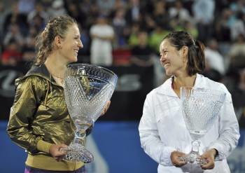 La tenista bielorrusa Victoria Azarenka (izq) y la china Li Na sonríen durante la ceremonia de entrega de trofeos tras disputarse la final femenina del torneo de tenis de Sídney (Foto: EFE)