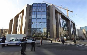 La policía local acordona los alrededores del Consejo de la Unión Europea (UE) donde parte de su personal ha tenido que ser evacuado del edificio debido a un aviso de bomba, en Bruselas, Bélgica (Foto: EFE)